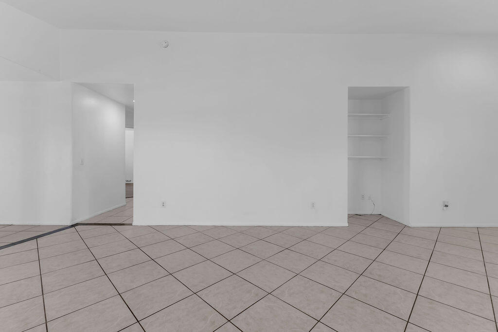 https://media.crmls.org/mediaz/7ff9d779-0290-4306-a99a-293fbf32dc34.jpg?preset=X-Large