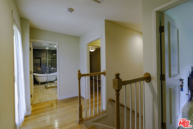 2250 Betty Lane, Beverly Hills CA: https://media.crmls.org/mediaz/7ffa6d92-66cd-47ce-b4a5-4e7178e843ef.jpg