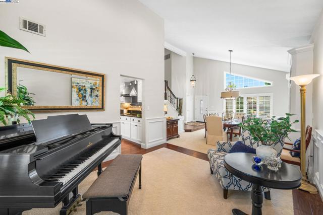 639 Canyon Crest Rd East, San Ramon CA: https://media.crmls.org/mediaz/7ffb0ee7-535c-4ecc-845c-9fc01ad08819.jpg