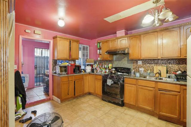 2408 Bartlett Street, Oakland CA: https://media.crmls.org/mediaz/7ffb6620-1626-44bd-8255-aa5d6a73b4fc.jpg