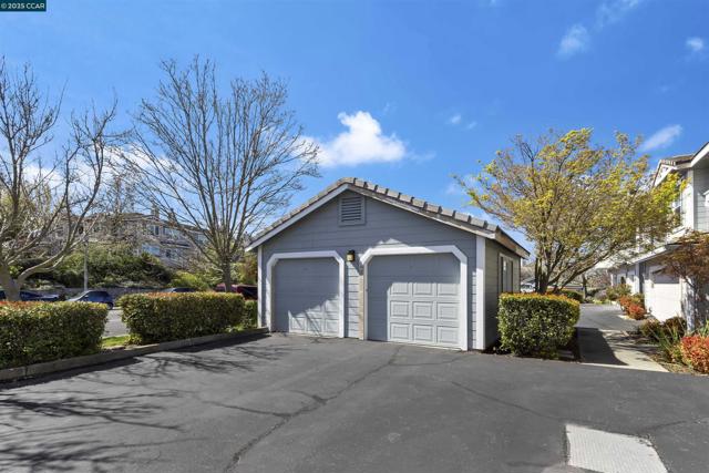 4605 Keller Ridge Dr, Clayton CA: https://media.crmls.org/mediaz/7ffb8993-3f4a-4ce5-85ef-f2a7d93e453b.jpg