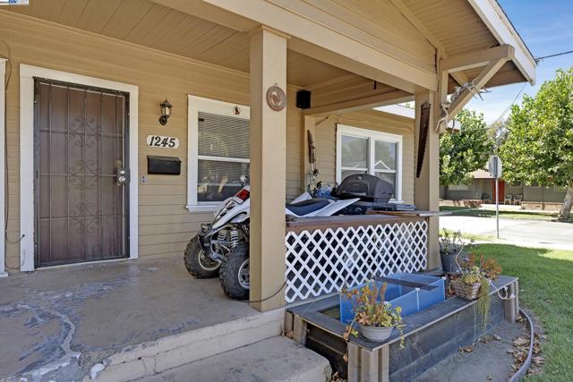 1241 Parker Ave, Tracy CA: https://media.crmls.org/mediaz/7ffe14e7-b6cd-45ba-8be3-c83492fa4fc1.jpg
