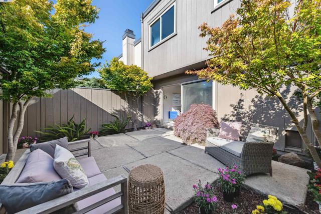 1026 Trellis Ln, Alameda CA: https://media.crmls.org/mediaz/7ffe4291-71df-4653-a521-50f999525fe6.jpg