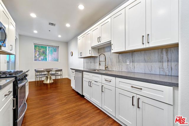 333 Westminster Avenue, Los Angeles CA: https://media.crmls.org/mediaz/7ffe5061-aaf6-4012-b10c-8cbfc642ccad.jpg