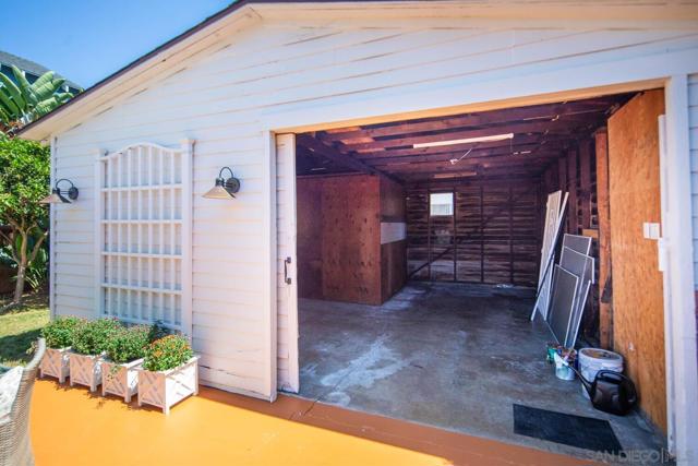 241 243 F Avenue, Coronado CA: https://media.crmls.org/mediaz/7ffe9f48-1fb7-41df-8b65-c57046789157.jpg