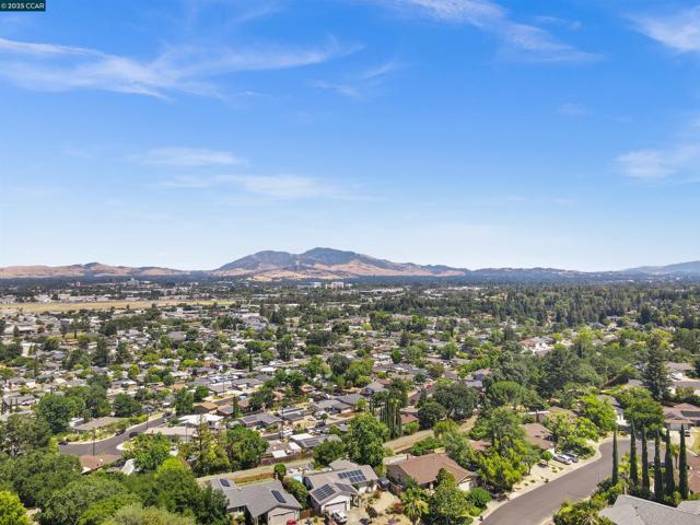 2329 Sweetwater Dr, Martinez CA: https://media.crmls.org/mediaz/7fffd1a5-4b6a-4d71-afde-6862a066a4f6.jpg