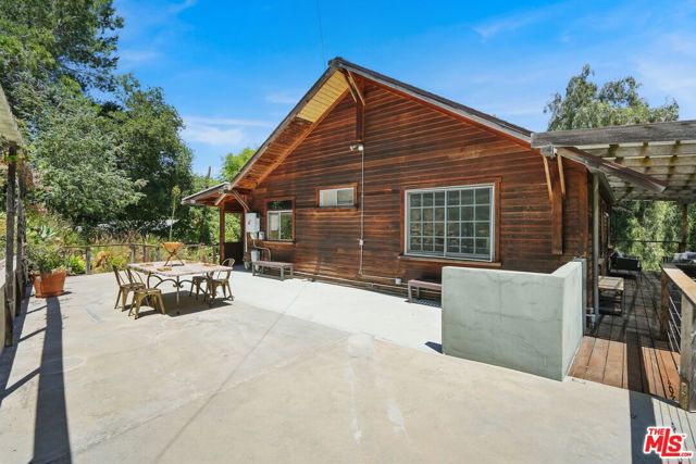 1527 Bainum Drive, Topanga CA: https://media.crmls.org/mediaz/80005190-7bac-420c-ab30-76a65b271af8.jpg