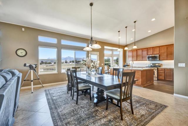 525 Heatherwood Estates Drive, Hollister CA: https://media.crmls.org/mediaz/8000938f-a4e8-483a-9acb-f720de726231.jpg