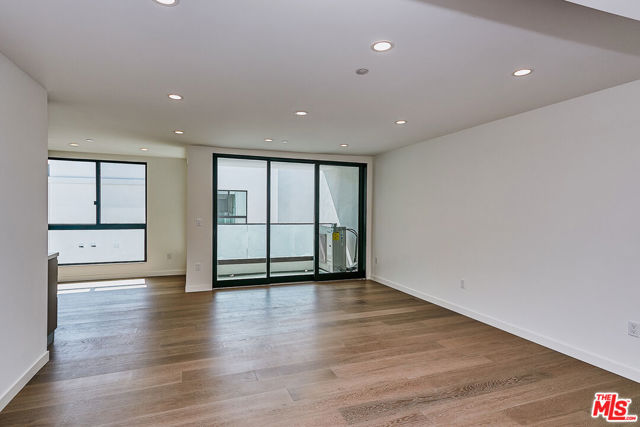 328 N Maple Drive, Beverly Hills CA: https://media.crmls.org/mediaz/8000d133-5507-4fe2-82d8-61b2be7cc956.jpg