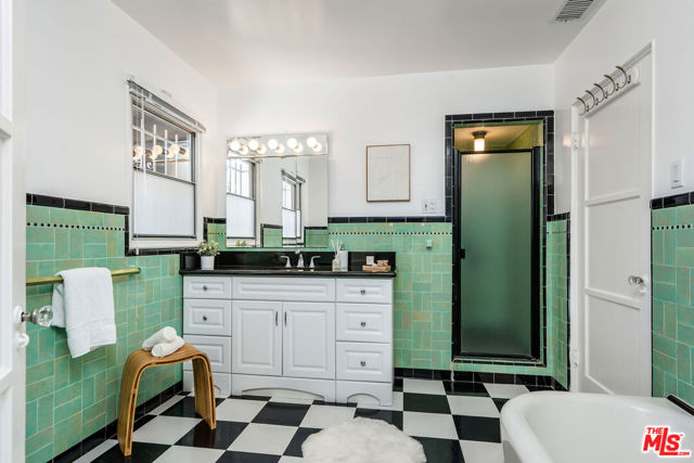 119 S Highland Avenue, Los Angeles CA: https://media.crmls.org/mediaz/80018d4b-a657-4a0a-b143-1dbb0c25e453.jpg