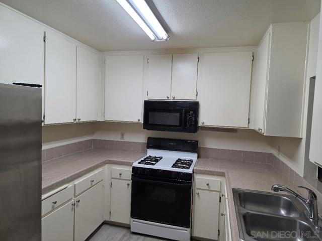 1332 LA TEMPRA CORTE, Chula Vista CA: https://media.crmls.org/mediaz/800406bd-cf49-47b5-9e17-1b8ca5f08fe9.jpg