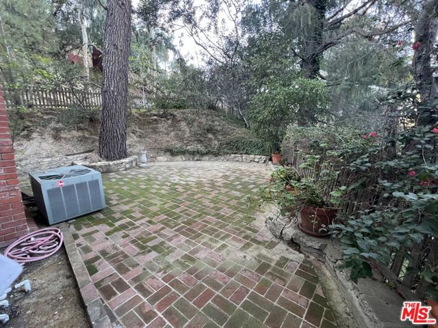 14807 Round Valley Drive, Sherman Oaks CA: https://media.crmls.org/mediaz/80049efe-5dad-4207-866b-cd263687cf64.jpg