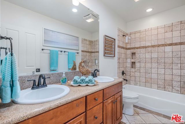 3718 S Barrington Avenue, Los Angeles CA: https://media.crmls.org/mediaz/80076db9-4d5b-47f6-8dca-539b61a01c49.jpg