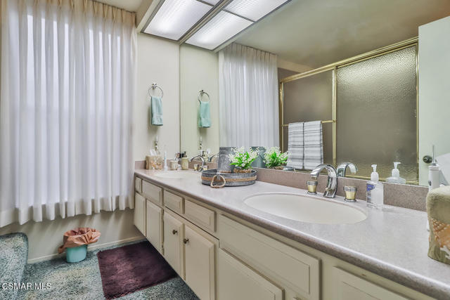 11820 Doral Avenue, Porter Ranch CA: https://media.crmls.org/mediaz/80079d0e-4a49-4e18-acb6-e04e3698f306.jpg