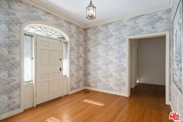 3900 Longridge Avenue photo 4