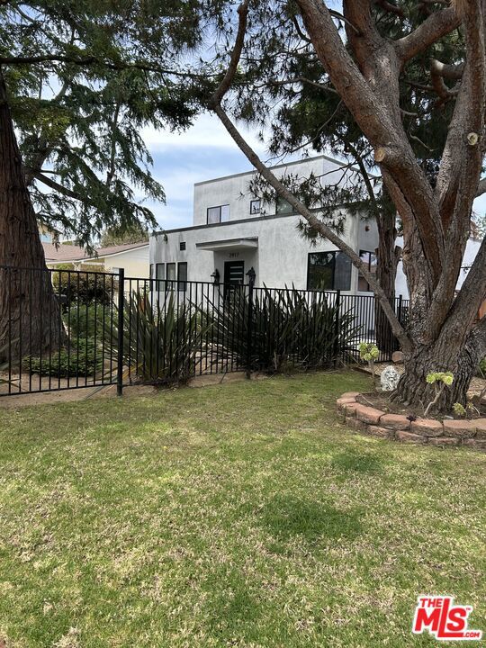 2917 Urban Avenue, Santa Monica CA: https://media.crmls.org/mediaz/80095ac7-e34b-43a2-87e6-14ac00062448.jpg