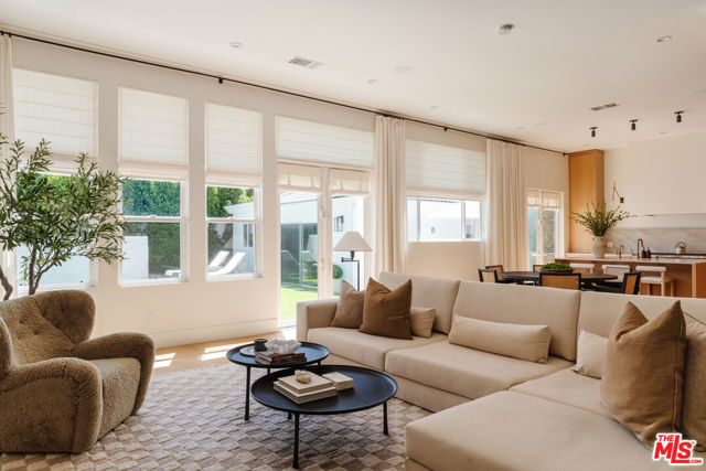 4508 Vesper Avenue, Sherman Oaks CA: https://media.crmls.org/mediaz/8009e8ed-c605-4145-8267-7c7eeca08e99.jpg