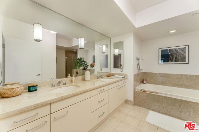 Image 16 of 38 For 13600 Marina Pointe Drive 605