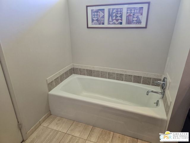 1445 Via Isla, Palm Springs CA: https://media.crmls.org/mediaz/800a3bcc-bdec-49d6-ac20-9c4f8e11464e.jpg
