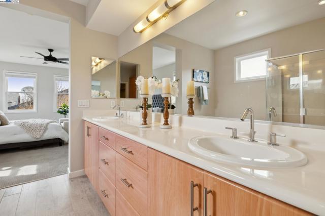 303 Bowsman Ct, Oakland CA: https://media.crmls.org/mediaz/800a42b3-89a8-4b3c-9f76-3b32fe1bba5d.jpg