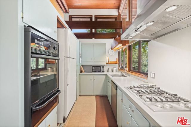 20730 Hillside Drive, Topanga CA: https://media.crmls.org/mediaz/800a5675-e1f1-4006-8c84-7d58b00449ce.jpg