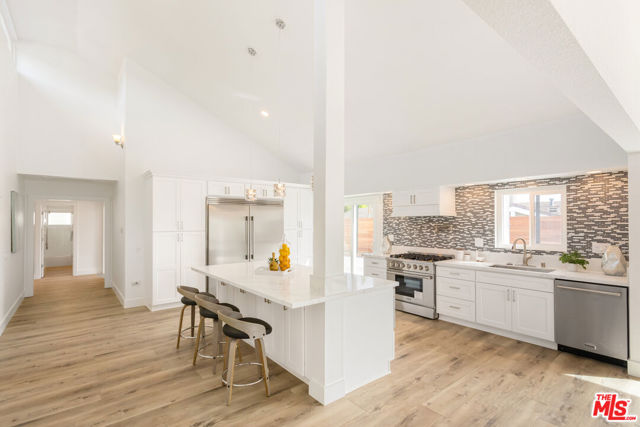 3536 Malibu Country Drive, Malibu CA: https://media.crmls.org/mediaz/800ab6ee-8619-4121-bc31-504d82ef94c0.jpg