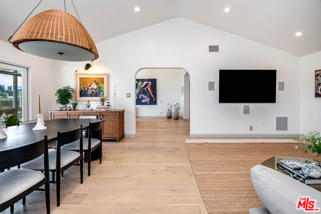 11671 Dona Alicia Place, Studio City CA: https://media.crmls.org/mediaz/800ad34b-7a82-4536-9fec-f4431f9ddbe9.jpg