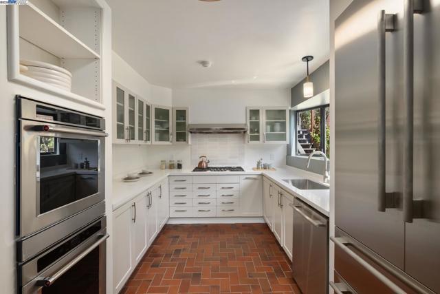 5708 Colton Blvd, Oakland CA: https://media.crmls.org/mediaz/800aedd7-1339-4512-86dc-7385947e806c.jpg