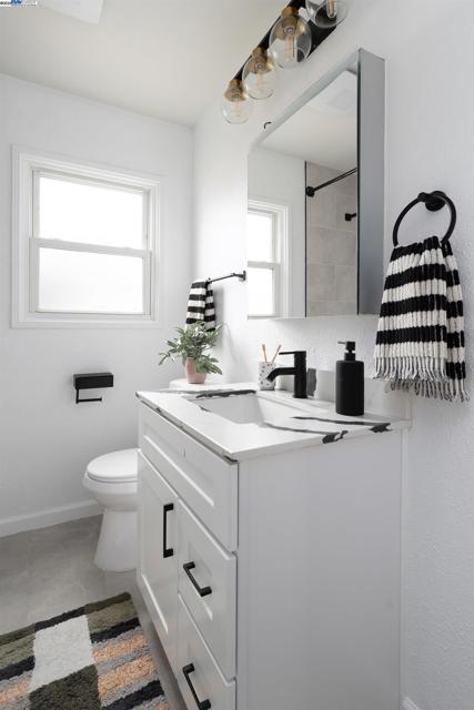 10906 Reposo Dr, Oakland CA: https://media.crmls.org/mediaz/800ca4af-51a2-484a-bd44-c73349465343.jpg