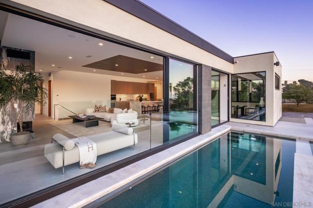 722 Amphitheatre Dr, Del Mar CA: https://media.crmls.org/mediaz/800dcca0-1368-4139-bb55-13bd09a44f81.jpg