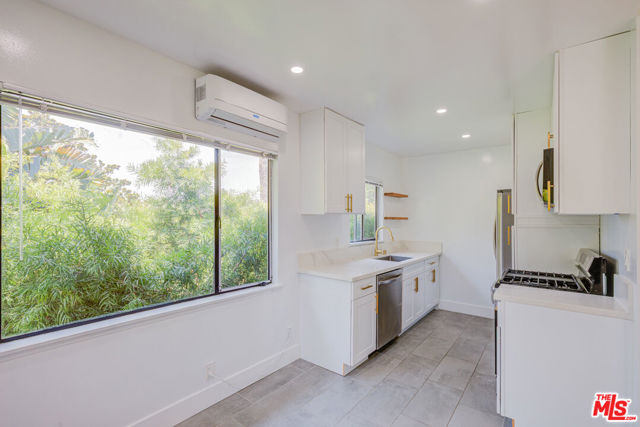 11825 Iowa Avenue, Los Angeles CA: https://media.crmls.org/mediaz/800ec15b-1111-487e-a5be-fc979c1a0d9b.jpg