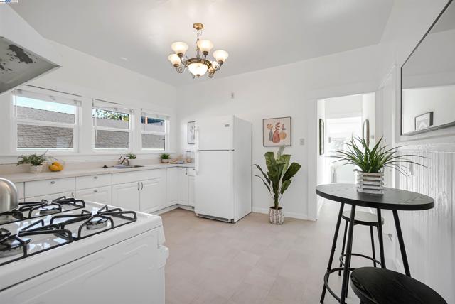 1781 B St, Hayward CA: https://media.crmls.org/mediaz/800f1ea5-21db-459d-9b8d-bf7447ec704e.jpg