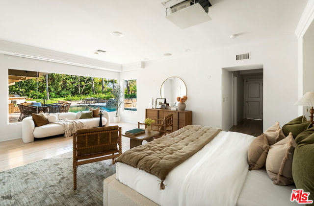 9996 Sunset Boulevard, Beverly Hills CA: https://media.crmls.org/mediaz/80108fcd-477b-4e6f-8d1a-18e31c6eeeae.jpg