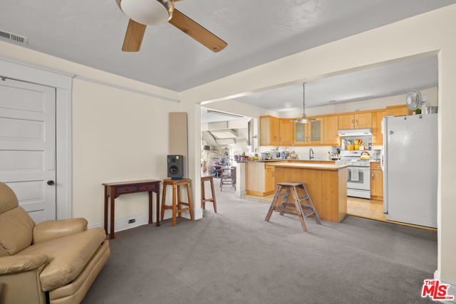 656 Parkman Avenue, Los Angeles CA: https://media.crmls.org/mediaz/801140f7-4373-45cb-a428-005a60fc2afe.jpg