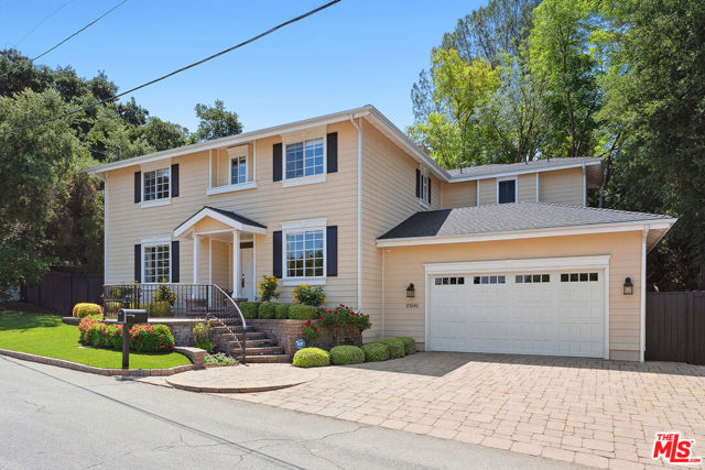 23040 Blue Bird Drive, Calabasas CA: https://media.crmls.org/mediaz/80114ebd-b281-423b-b58b-9ddc3b827c63.jpg