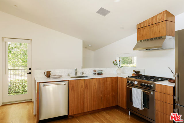 8866 Wonderland Avenue photo 6