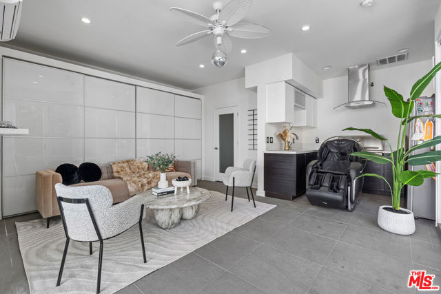 321 S Linden Drive, Beverly Hills CA: https://media.crmls.org/mediaz/8012ddce-85ae-48b5-a281-29094c8778be.jpg