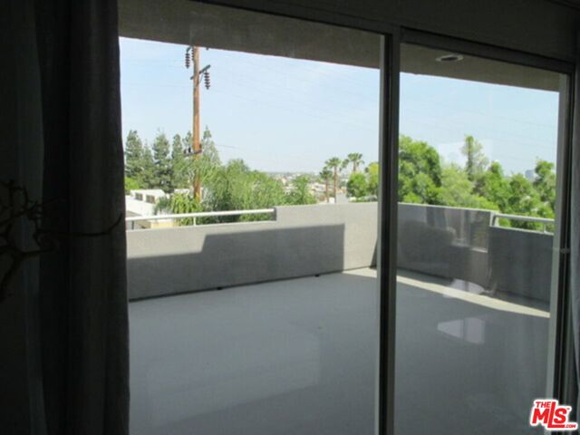 939 Palm Avenue, West Hollywood CA: https://media.crmls.org/mediaz/80153300-4ce3-4d1a-a616-cd0b837719da.jpg