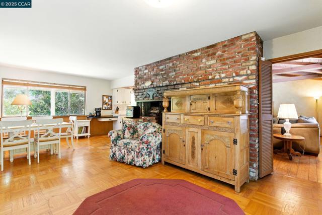 3363 Mcgraw Ln, Lafayette CA: https://media.crmls.org/mediaz/8015f134-4df0-4915-99c3-293e061b89f0.jpg