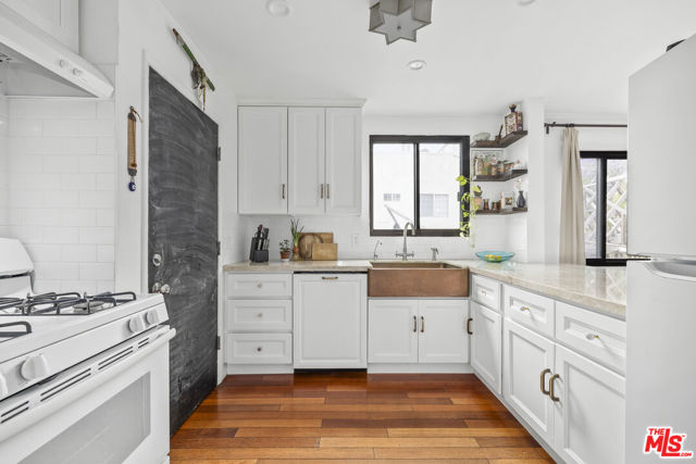 2412 Ocean Avenue, Venice CA: https://media.crmls.org/mediaz/8017159c-e911-4e75-afea-712966b74b32.jpg
