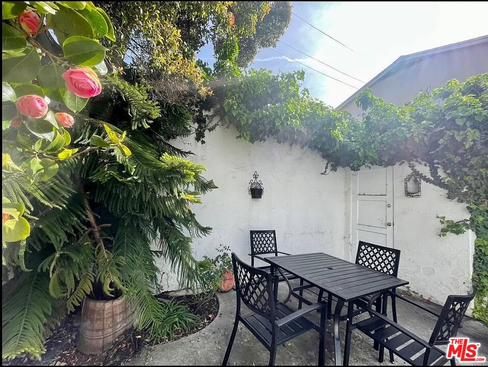 https://media.crmls.org/mediaz/8017207f-5c48-4b6e-84b9-55d55db04e69.jpg?preset=X-Large