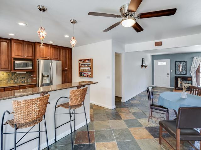 1080 Aloha Dr, Encinitas CA: https://media.crmls.org/mediaz/80173531-e018-4b63-8704-7be80d78eeb7.jpg