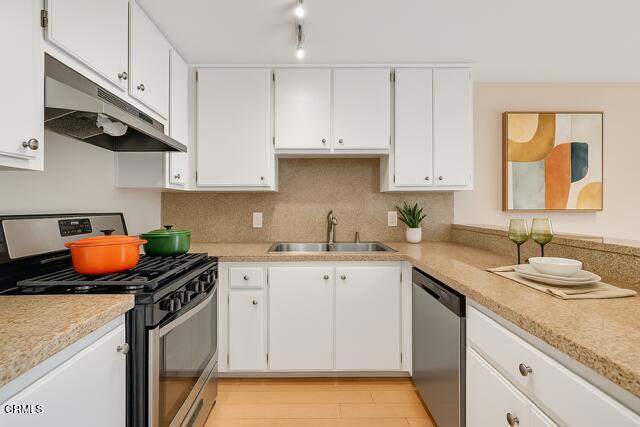 Detail Gallery Image 2 of 27 For 1940 N Highland Ave #10,  Los Angeles,  CA 90068 - 2 Beds | 2 Baths
