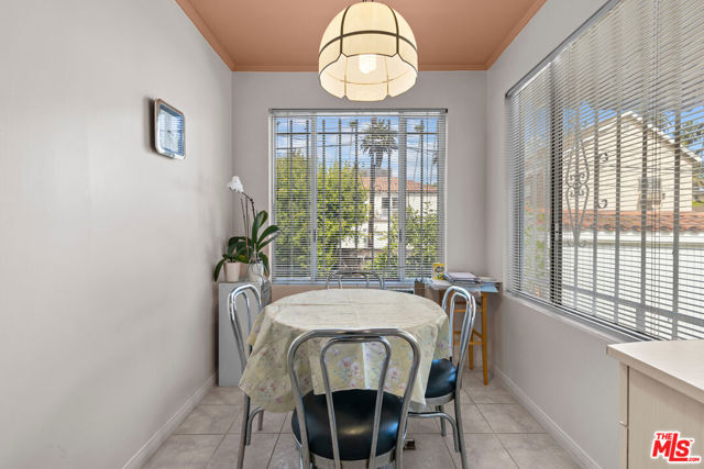 252 S Maple, Beverly Hills CA: https://media.crmls.org/mediaz/8018e6f3-f143-4a9b-8057-440265139cbc.jpg