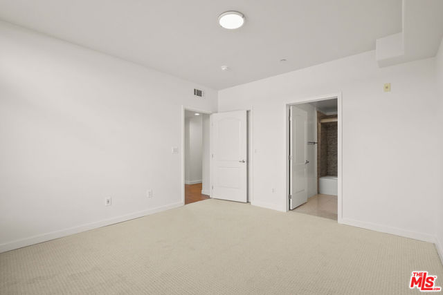 401 N Serrano Avenue, Los Angeles CA: https://media.crmls.org/mediaz/8019a80c-e570-429b-aeba-d16282bf2382.jpg