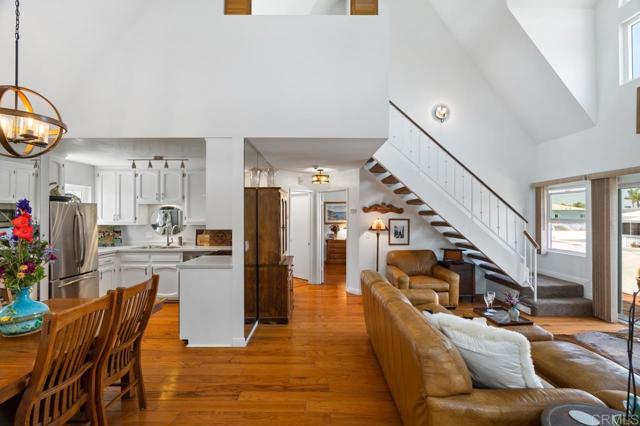 374 Orange Avenue, Coronado CA: https://media.crmls.org/mediaz/801a6324-7b6a-4d9c-8f0c-a692b4d70118.jpg