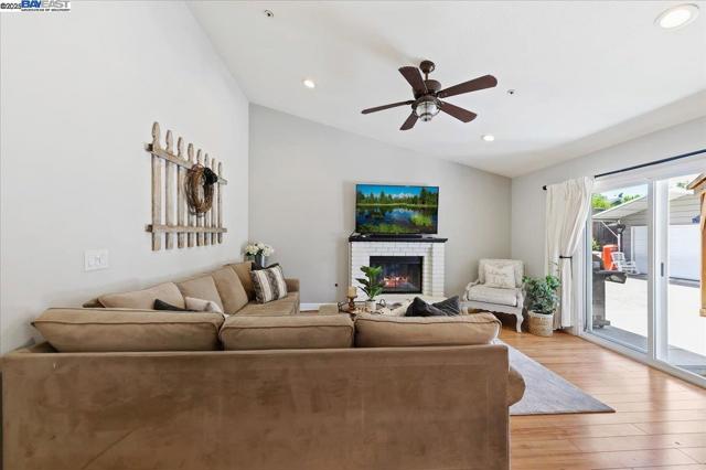 335 Beverly St, Livermore CA: https://media.crmls.org/mediaz/801befc6-d22e-484c-bfbc-306b148707a2.jpg