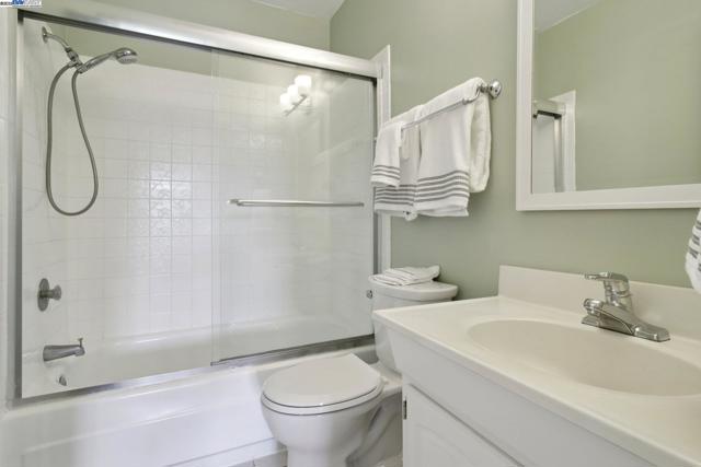 950 Shorepoint Ct, Alameda CA: https://media.crmls.org/mediaz/801cd90e-1eed-45a7-97ca-c89f0d75e7f5.jpg