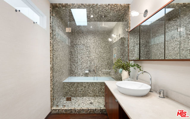 7221 Birdview Avenue, Malibu CA: https://media.crmls.org/mediaz/801d55e2-5b77-45a0-b8c6-e4e229e05448.jpg
