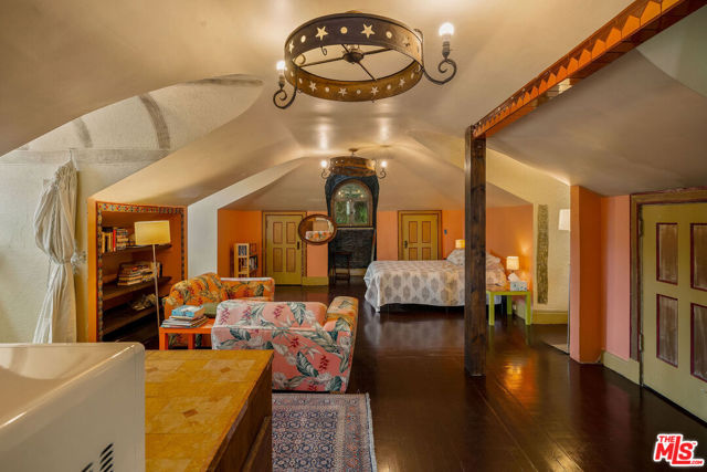 1130 Westchester Place, Los Angeles CA: https://media.crmls.org/mediaz/801d75d8-bf4a-47f3-aafb-52e1b06e9f93.jpg